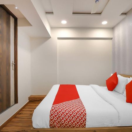 Oyo Hotel Shree Niwas Ахмедабад Экстерьер фото