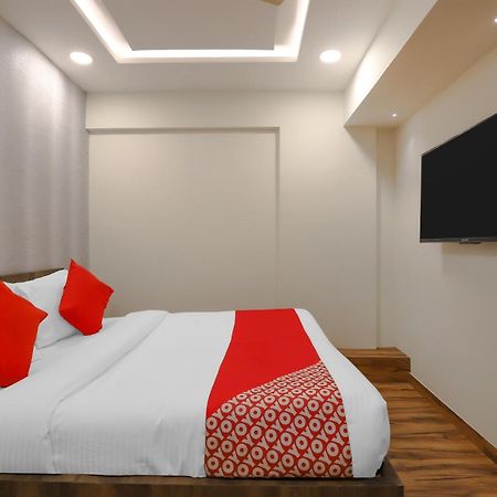 Oyo Hotel Shree Niwas Ахмедабад Экстерьер фото