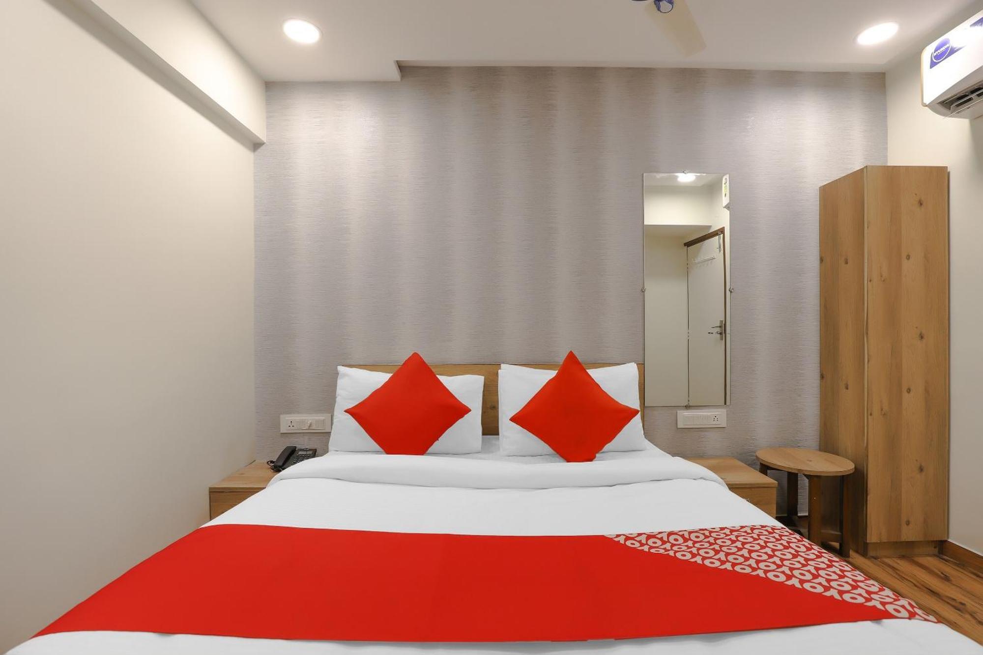 Oyo Hotel Shree Niwas Ахмедабад Экстерьер фото