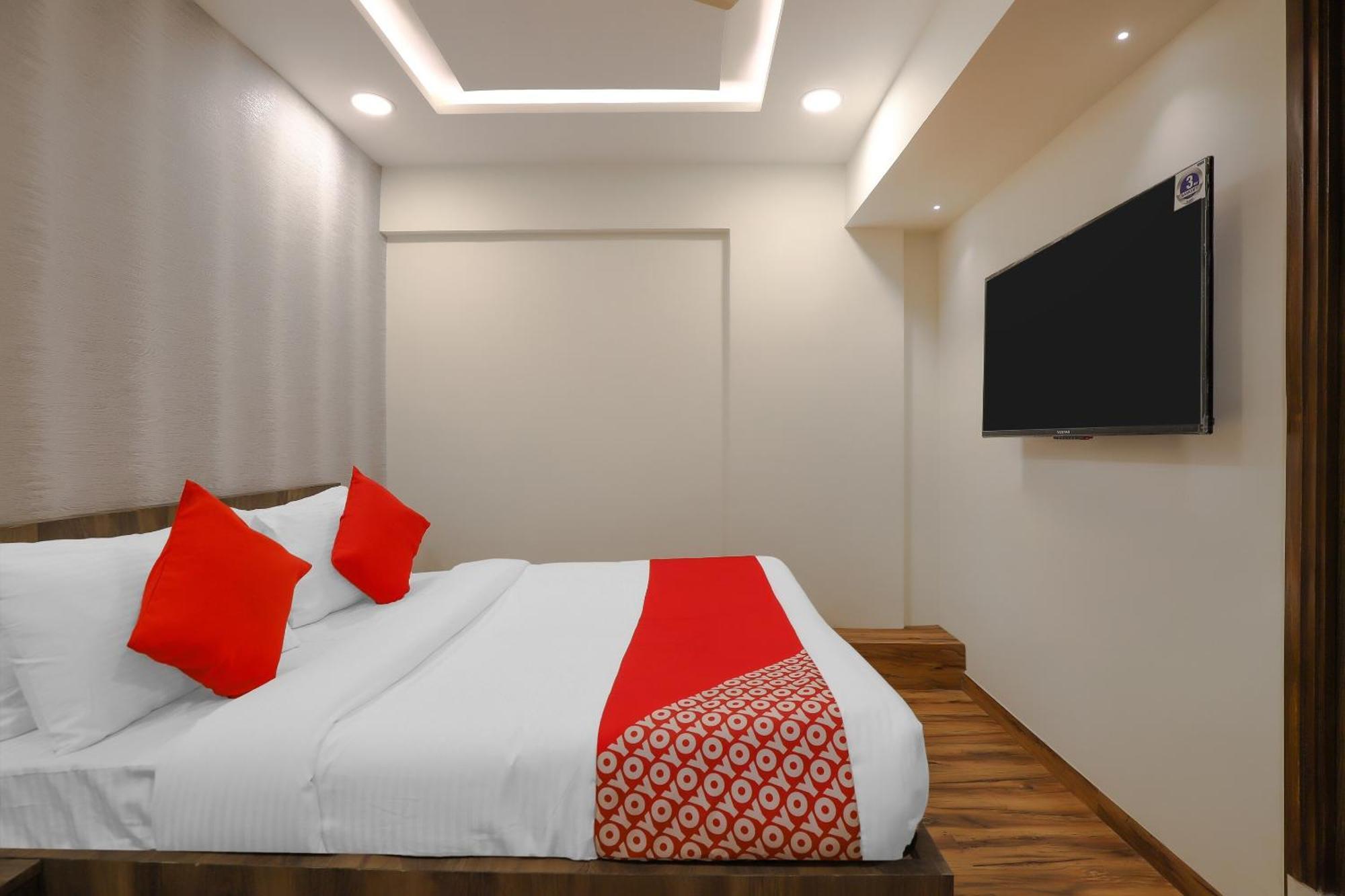Oyo Hotel Shree Niwas Ахмедабад Экстерьер фото