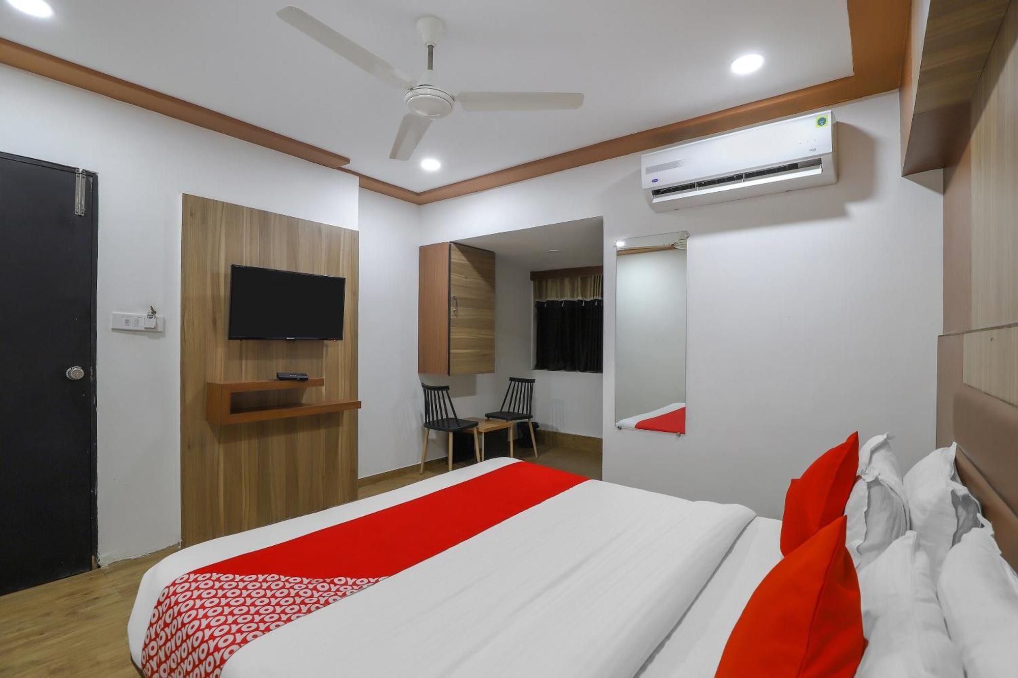 Oyo Hotel Shree Niwas Ахмедабад Экстерьер фото
