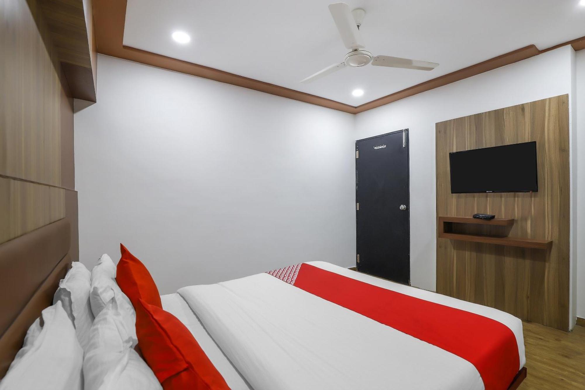 Oyo Hotel Shree Niwas Ахмедабад Экстерьер фото