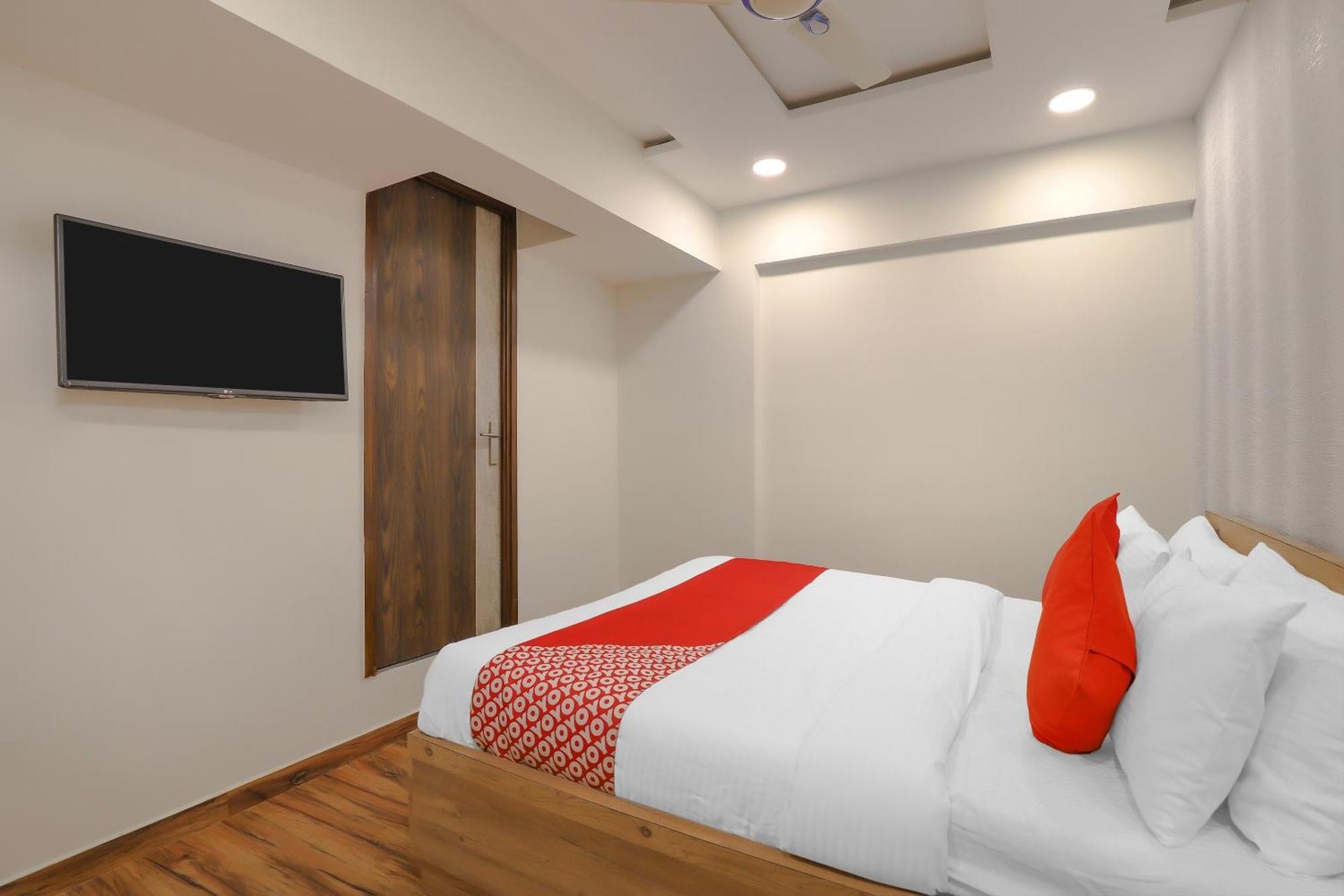 Oyo Hotel Shree Niwas Ахмедабад Экстерьер фото