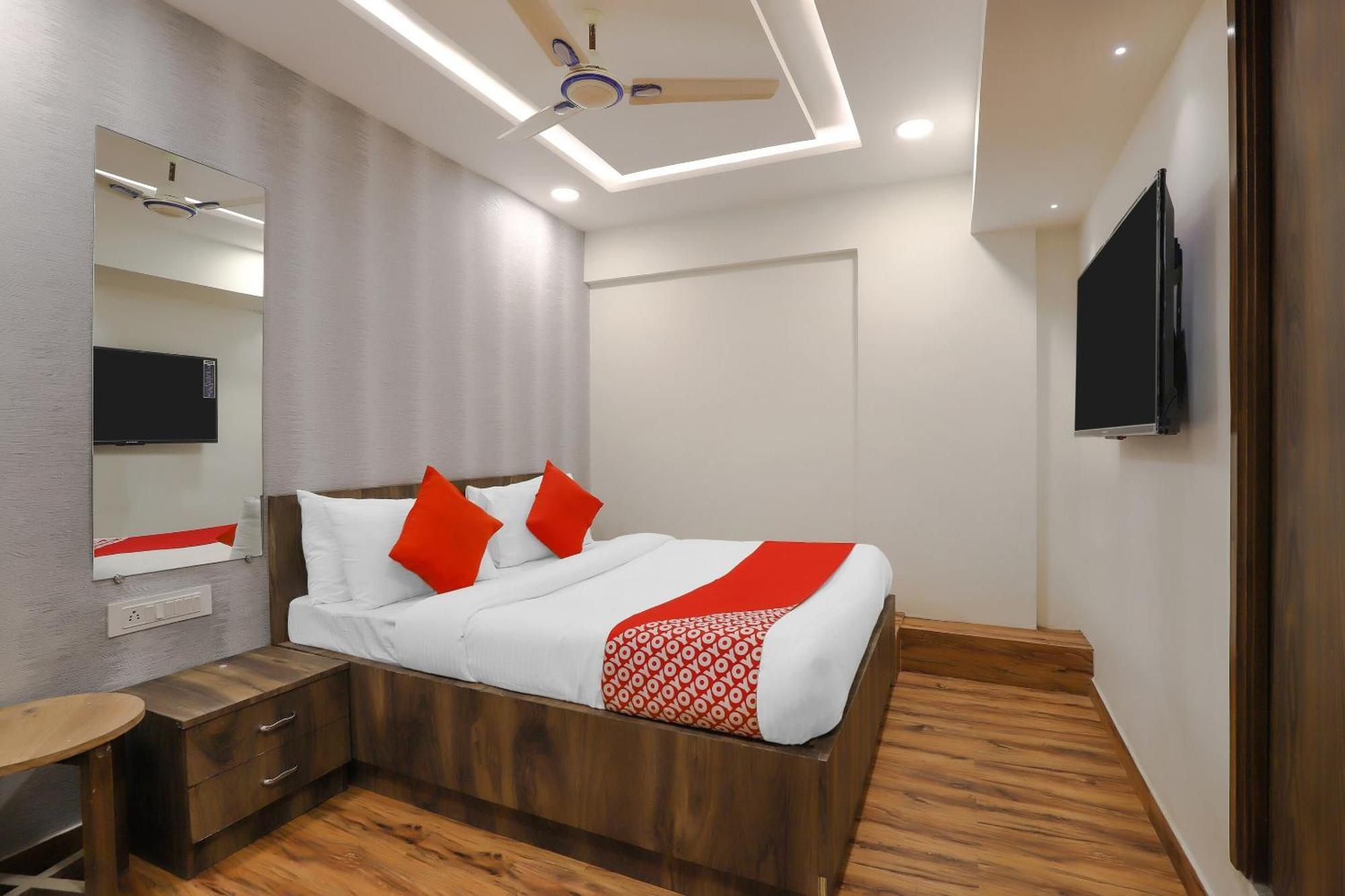 Oyo Hotel Shree Niwas Ахмедабад Экстерьер фото