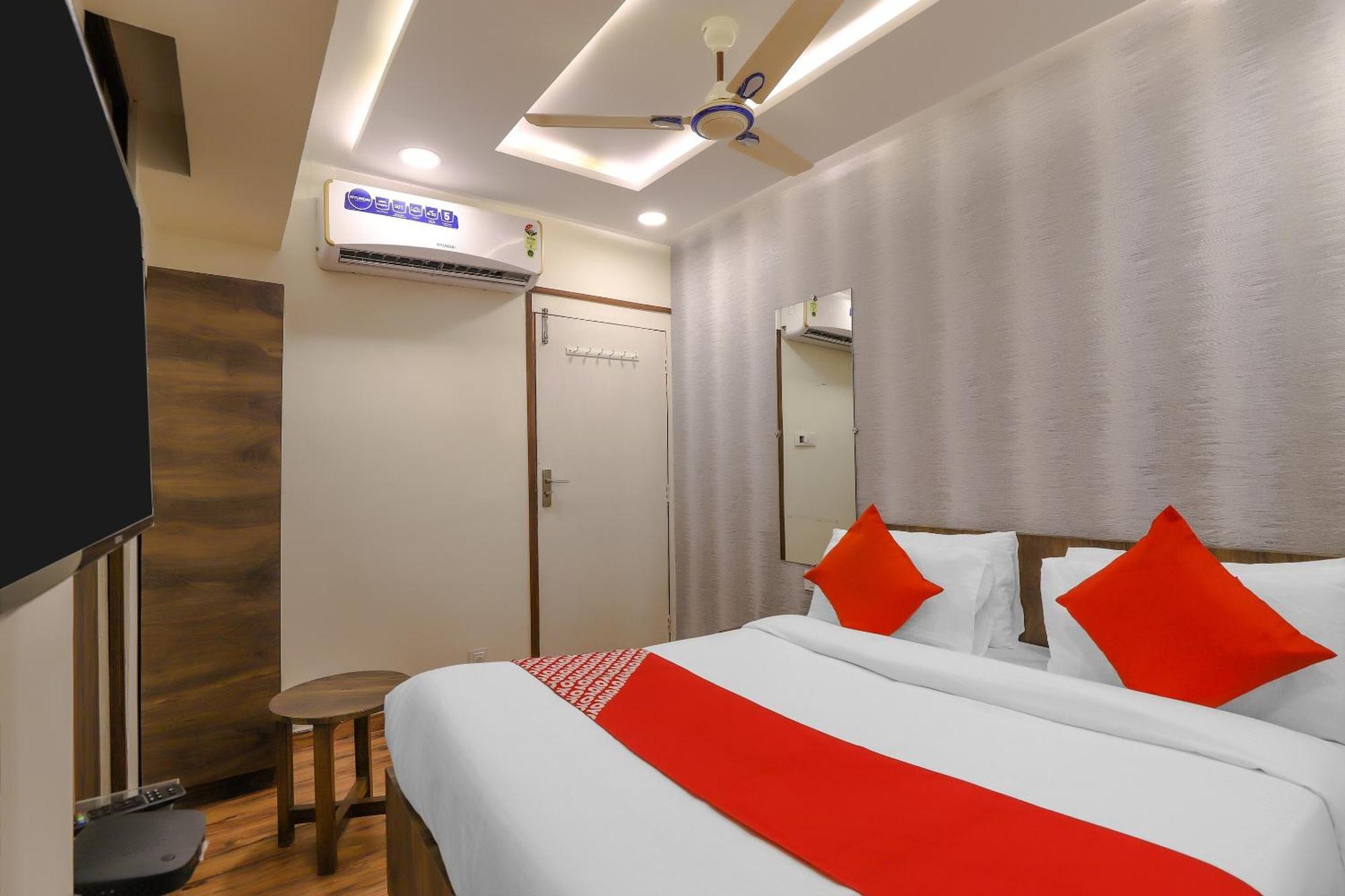 Oyo Hotel Shree Niwas Ахмедабад Экстерьер фото