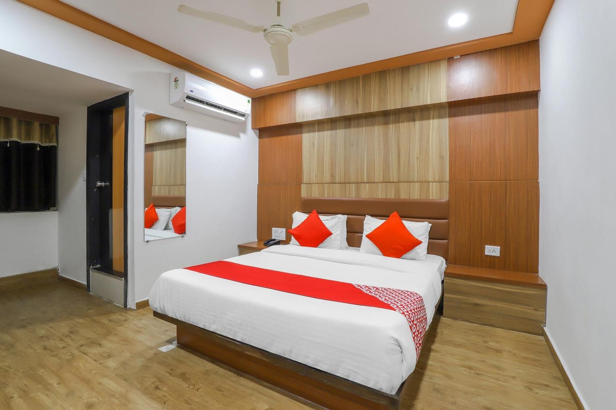 Oyo Hotel Shree Niwas Ахмедабад Экстерьер фото