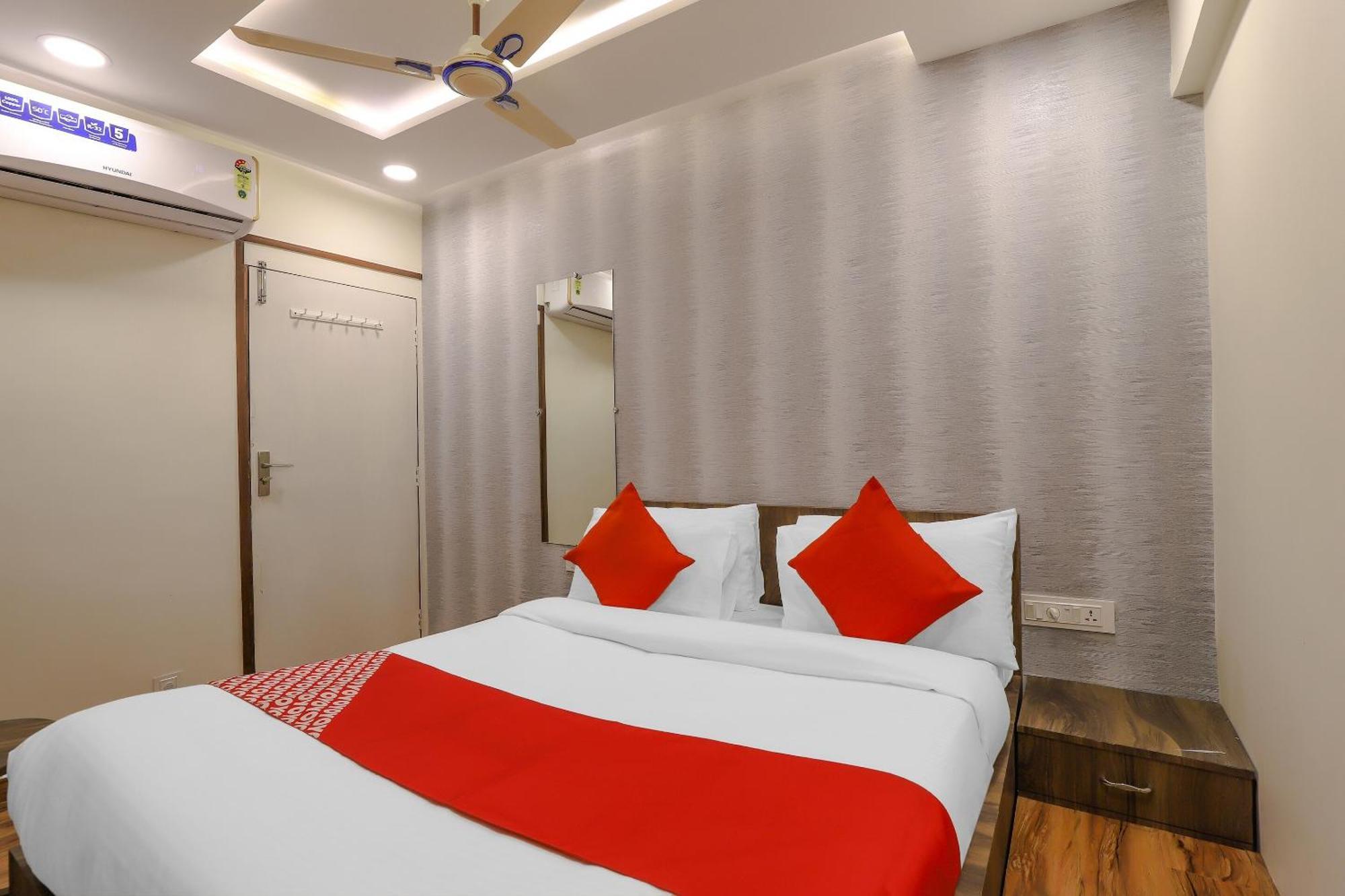 Oyo Hotel Shree Niwas Ахмедабад Экстерьер фото