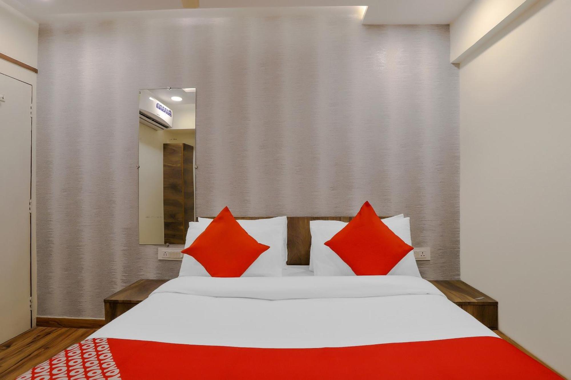 Oyo Hotel Shree Niwas Ахмедабад Экстерьер фото