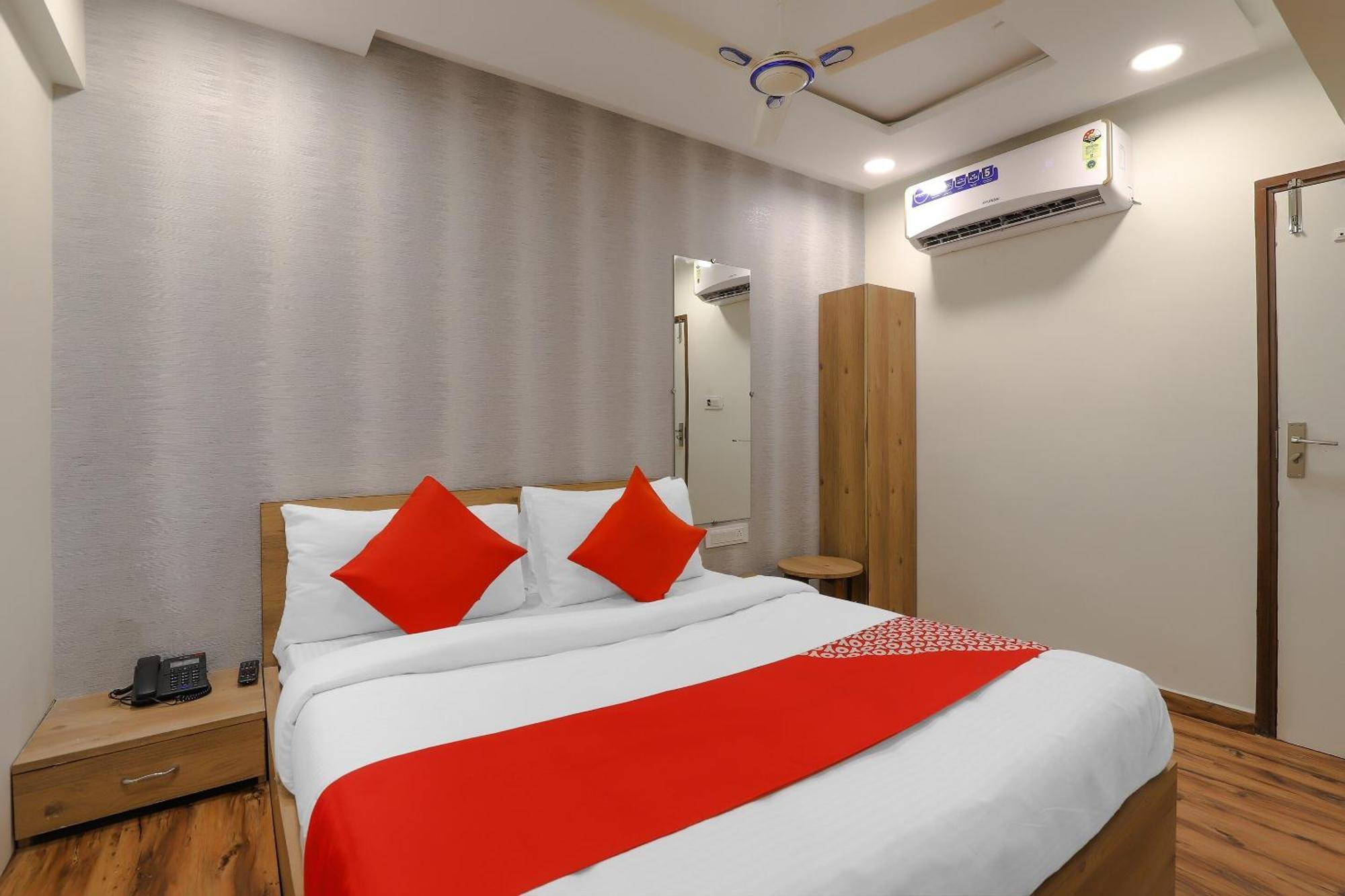 Oyo Hotel Shree Niwas Ахмедабад Экстерьер фото