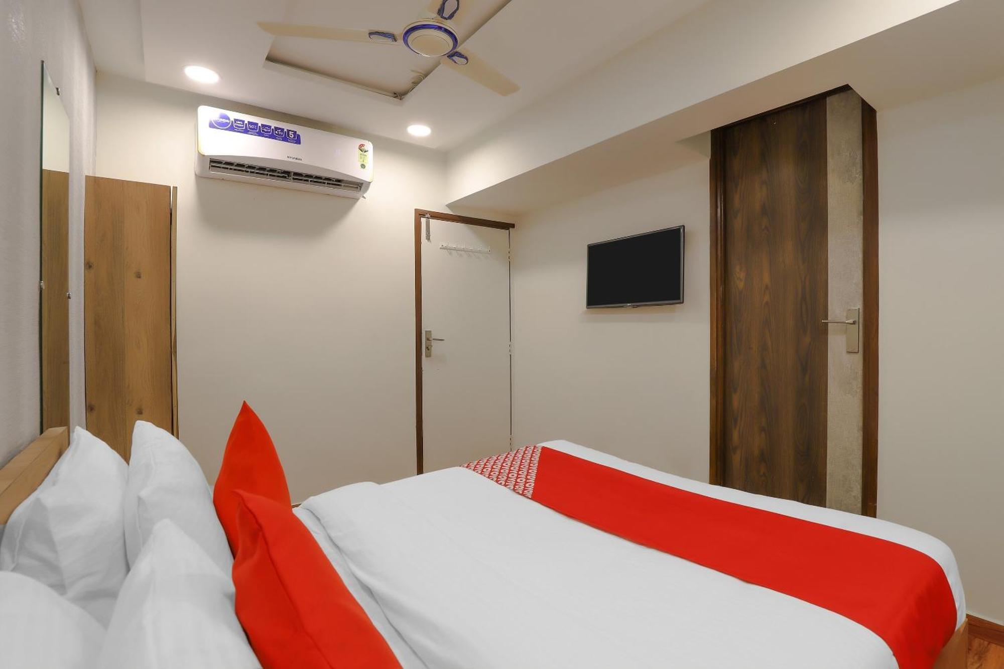 Oyo Hotel Shree Niwas Ахмедабад Экстерьер фото
