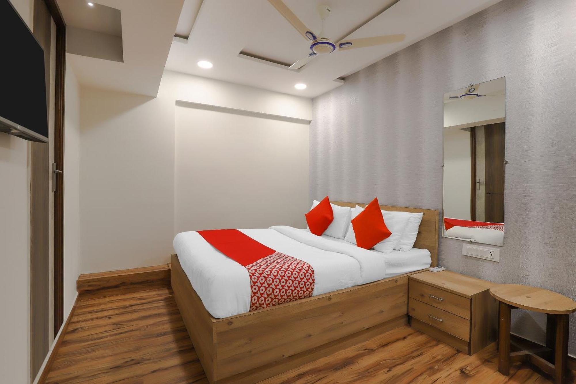Oyo Hotel Shree Niwas Ахмедабад Экстерьер фото