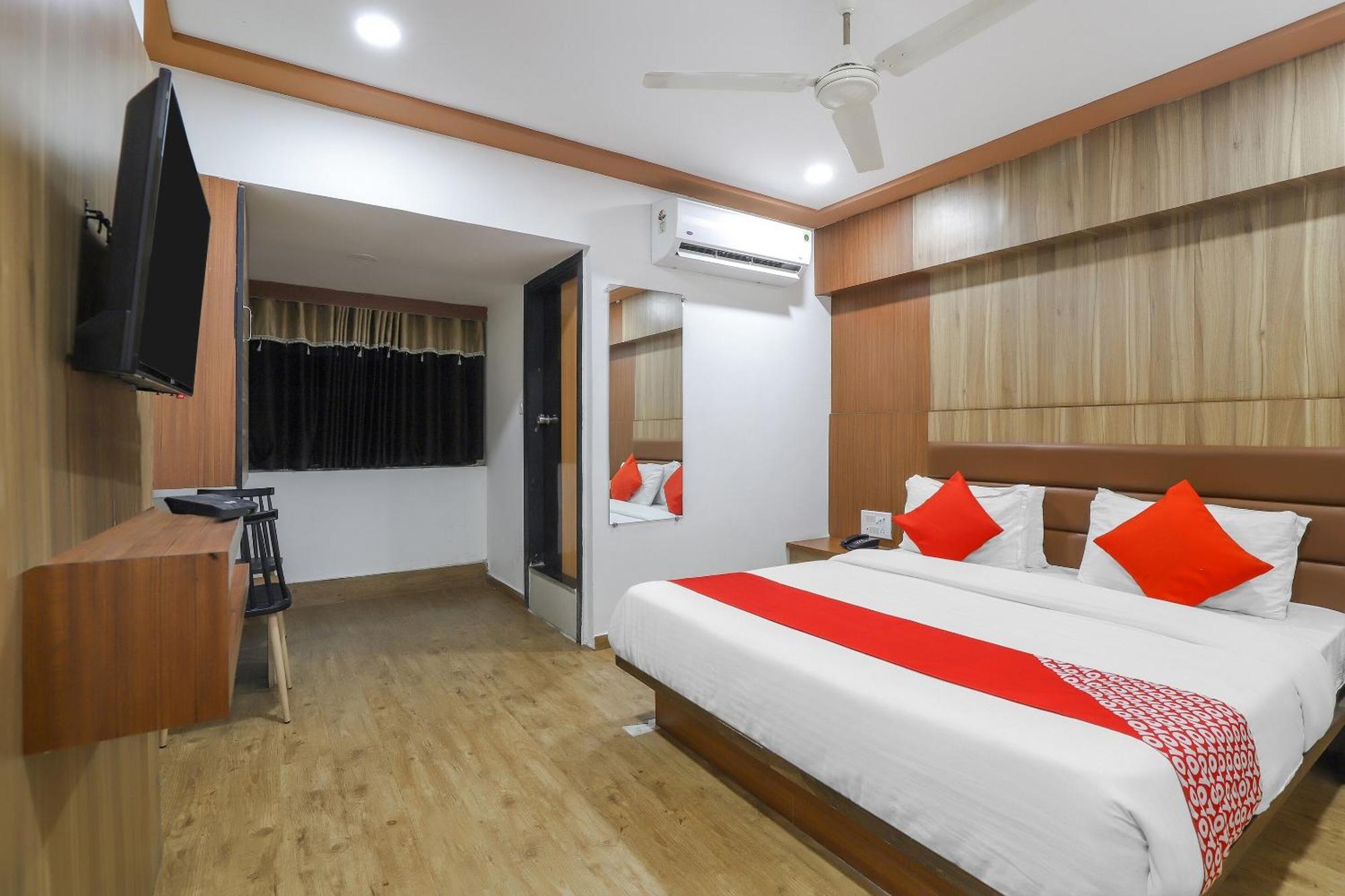 Oyo Hotel Shree Niwas Ахмедабад Экстерьер фото